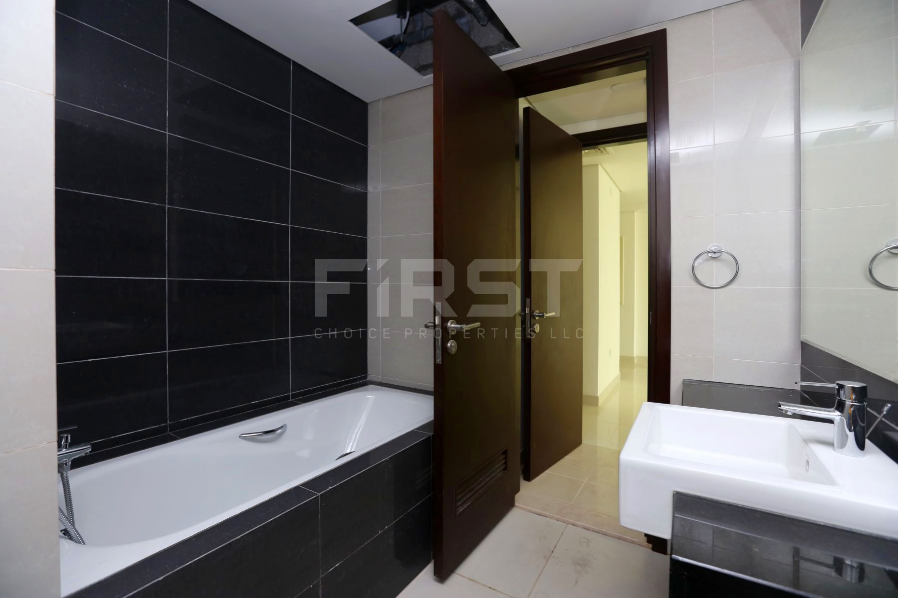 Internal Photo of 1 Bedroom Apartment in Burooj Views Marina Square Al Reem Island Abu Dhabi UAE (7).jpg